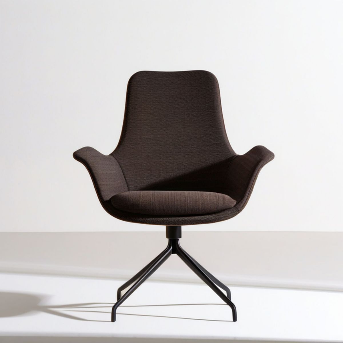 Drehbarer Polstersessel mit Armlehnen, 62 x 61 x 86 cm, Dunkelbraun/Schwarz
